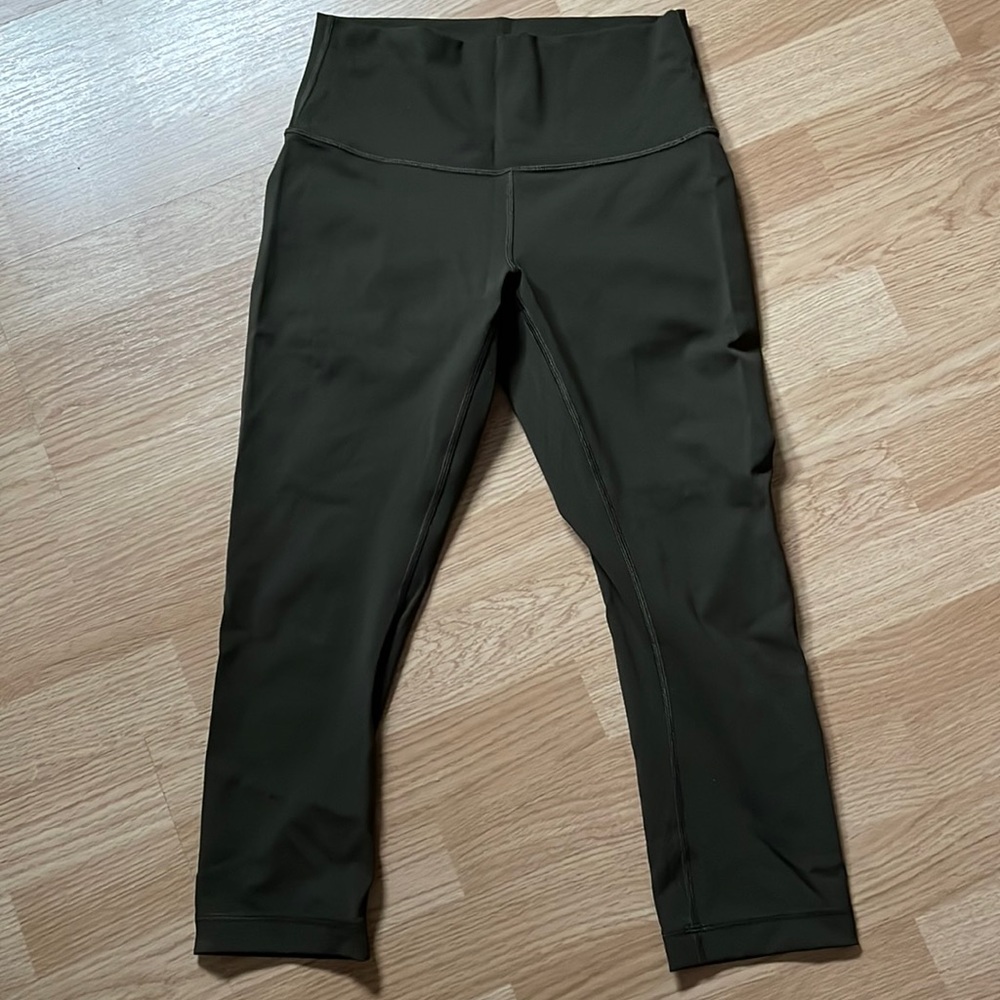 Lululemon Wunder Under size 6 Capri leggings army green
